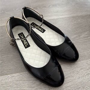 CHANEL Black Patent Leather Flats with Chain Accent